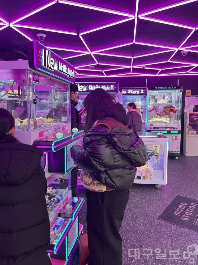 대구 중구 동성로의 한 인형뽑기 점포 방문객들이 인형을 뽑고 있는 모습. 김도경 수습기자