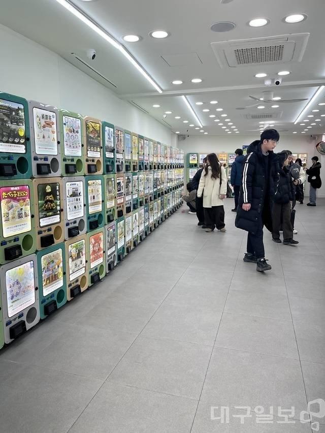 대구 중구 동성로의 한 랜덤뽑기 점포에서 뽑기를 하고 있는 시민들의 모습. 김도경 수습기자