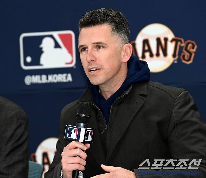 미국 메이저리그 샌프란시스코 자이언츠 이정후가 7일 이천 LG챔피언스파크에서 열린 미디어데이에서 기자회견을 가졌다. 이날 기자회견에는 래리 베어 CEO, 버스터 포지 사장, 토니 비텔로 감독, 윌리 아다메스가 함께했다. 인사말을 하는 버스터 포지 사장의 모습. 이천=허상욱 기자wook@sportschosun.com/2026.01.07/