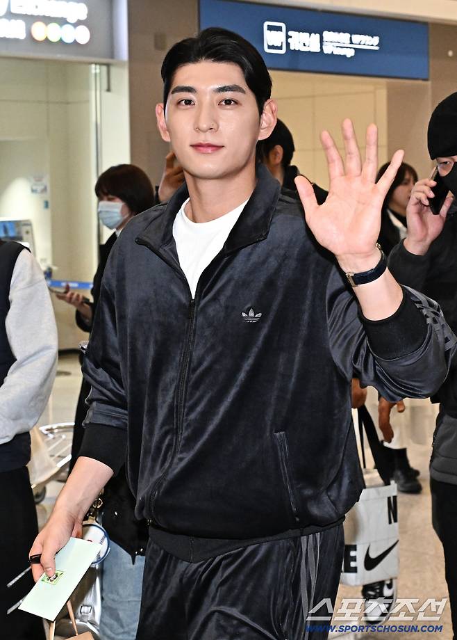 21일 오후 이정후가 인천공항 제2터미널을 통해 출국했다. 출국에 앞서 인사를 하고 있는 이정후. 인천공항=송정헌 기자songs@sportschosun.com/2026.01.21/