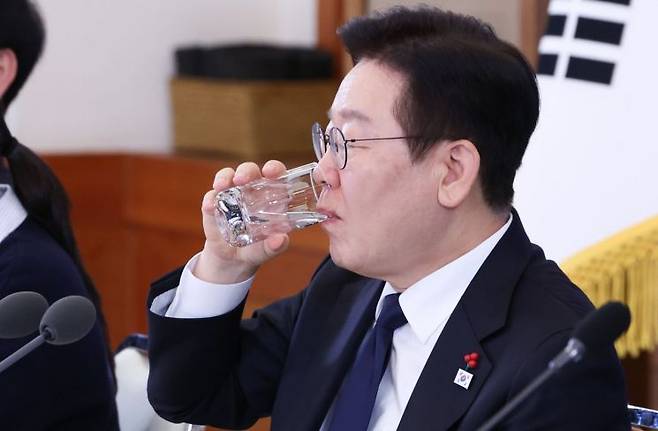이재명 대통령이 30일 청와대에서 열린 국가창업시대 전략회의 'K-스타트업이 미래를 만든다'에서 물을 마시고 있다. 연합뉴스