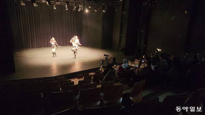 지난달 24일 부산 남구 경성대 예노소극장에서 ‘MEGA K-POP(케이팝) 오디션’이 열리고 있다. 경성대는 아이돌 데뷔를 꿈꾸는 지역 10·20세대를 수도권 기획사와 연결해 주기 위해 이 같은 행사를 기획했다. 김화영 기자 run@donga.com