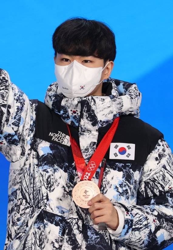 스피드 스케이팅 김민석이 중국 베이징 메달 플라자에서 열린 남자 1500m 메달 세리머니에서 동메달을 목에 걸고 있다.뉴시스