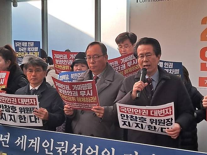 자유인권실천국민행동 대표이자 원가정인권보호협회 이사인 주요셉 목사(오른쪽)가 지난해 12월10일 인권의 날 기념식이 열린 서울 중구 안중근의사기념관에서 안창호 위원장을 지지하는 발언을 하고 있다. 이날 안창호 위원장은 인권단체 활동가들에게 가로막혀 행사장에 들어가지 못했다. 고경태 기자