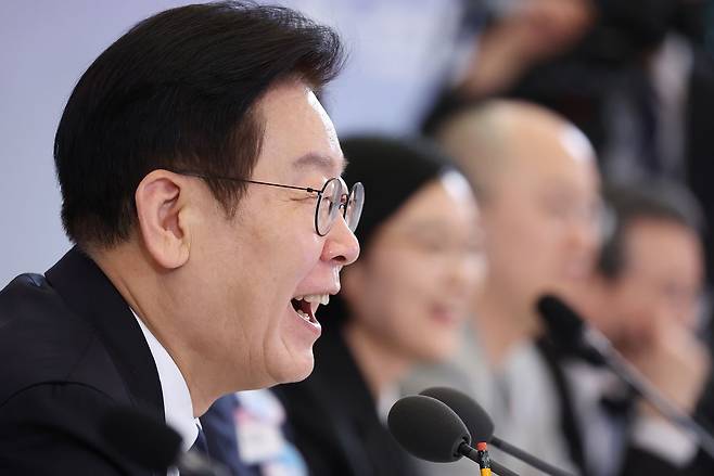 이재명 대통령이 30일 청와대에서 열린 국가창업시대 전략회의 'K-스타트업이 미래를 만든다'에서 웃으며 참석자 발언을 듣고 있다. 연합뉴스