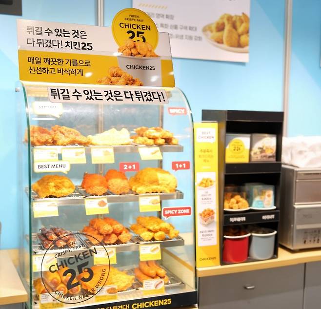 편의점 GS25는 새벽 시간대에도 갓 튀킨 치킨을 판매한다. 사진 GS25
