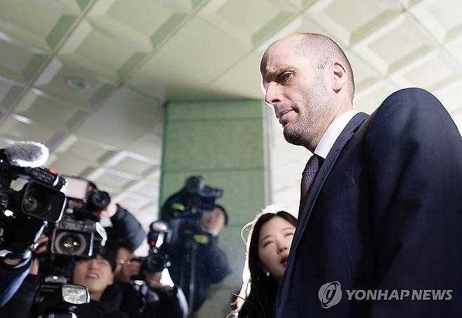 경찰 출석하는 로저스 쿠팡 한국 임시 대표 (서울=연합뉴스) 윤동진 기자 = 쿠팡의 대규모 개인정보 유출 사태에 대해 '셀프 조사'로 증거를 인멸한 혐의를 받는 해롤드 로저스 쿠팡 한국 임시 대표가 피의자 신분으로 조사를 받기 위해 30일 서울경찰청으로 출석하고 있다. 2026.1.30 mon@yna.co.kr