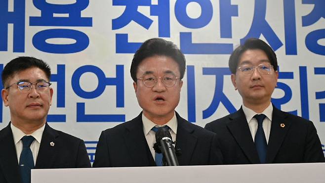 최재용 위원(사진 가운데)은 2일 천안시청에서 기자회견을 열고, '신뢰 있는 변화, 행복한 천안'이라는 비전을 제시하며 천안시장 출마를 공식 선언했다.(사진=정철희 기자)