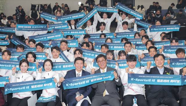 지난달 22일 송파구 올림픽파크텔에서 열린 2026 밀라노 동계올림픽 선수단 결단식에서 유승민 대한체육회장과 이수경 선수단장, 출전 선수들이 기념촬영을 하고 있다. 연합뉴스