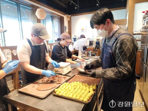 ◇강원일보 사회체육부 이은호 기자가 신촌리 빵집 직원들과 함께 두쫀쿠 만들기에 나서고 있다.사진=춘천 신촌리 빵집 제공