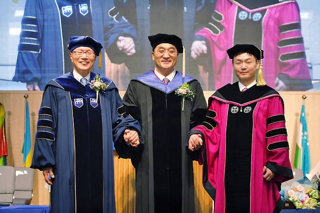 ▲ 2일 한동대학교 신임 총장 취임식에서 박성진(사진 맨 오른쪽) 신임 제8대 한동대 총장, 이재훈(사진 가운데) 이사장, 최도성(사진 맨 왼쪽) 제7대 한동대 총장이 손을 맞잡고 기념촬영한 모습. 한동대학교 제공