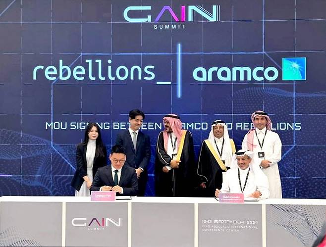 지난해 9월 11일 리벨리온 박성현 대표와 아람코 디지털정보기술부문 나빌 알 누하임(Nabil Al-Nuaim) 부사장(오른쪽)이 양해 각서에 서명하고 있는 모습. 사진=리벨리온