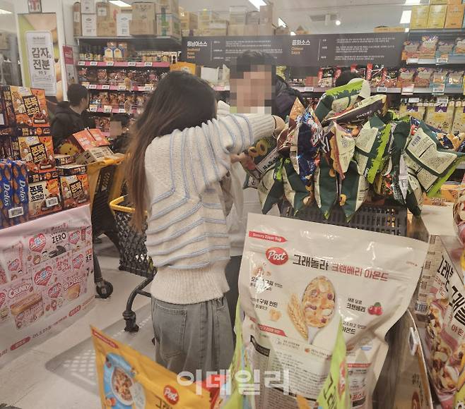 이미 카트에 과자를 담아놓은 이후, 자리를 잡고 과자를 쌓는 고객들도 보였다. (사진=김정유 기자)