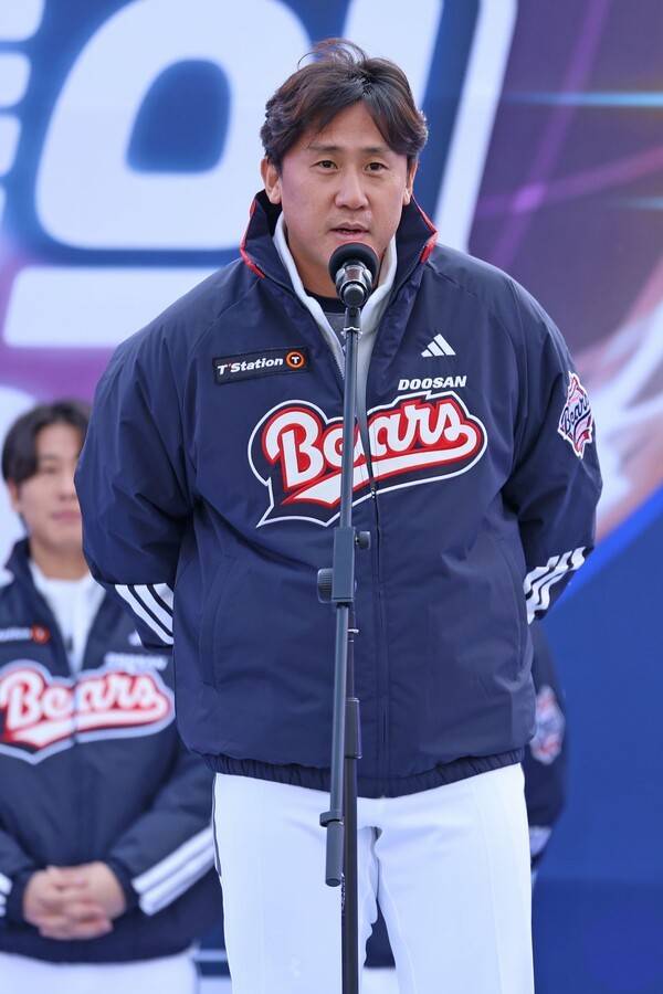 투수 이용찬이 두산 베어스로 복귀 후 '곰들의 모임'에서 팬들에게 인사하고 있다. /사진=두산 베어스