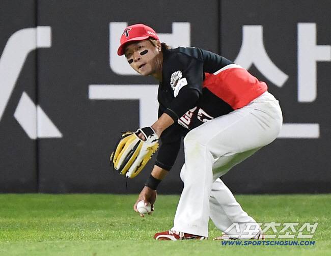 27일 부산 사직구장에서 열린 KIA와 롯데의 경기. 8회말 무사 고승민의 타구를 좌익수 고종욱이 아쉽게 놓치고 있다. 부산=정재근 기자 cjg@sportschosun.com/2025.7.27/