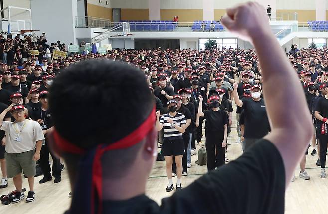 전국삼성전자노동조합 조합원들이 지난 2024년 7월 경기 용인시 기흥구 삼성세미콘스포렉스에서 열린 총파업 승리궐기대회에서 구호를 외치고 있다./뉴스1