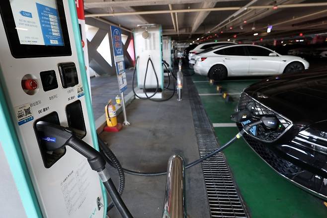 지난달 2일 서울 한 대형마트 전기차 충전소에서 전기차량이 충전을 하고 있다. 2026.1.2. (ⓒ연합뉴스, 무단 전재-재배포 금지)