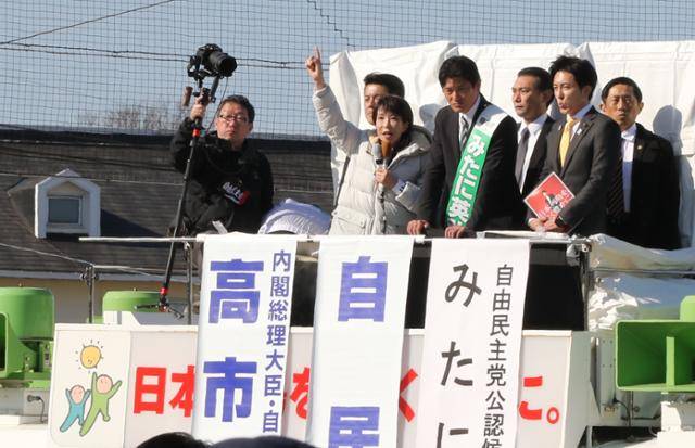 다카이치 사나에 (왼쪽 두 번째) 일본 총리가 중의원 선거(총선)를 앞두고 지난달 31일 가나가와현 요코하마시 미도리구에서 집권 자민당 후보 지원 유세를 하며 지지를 호소하고 있다. 요코하마=연합뉴스