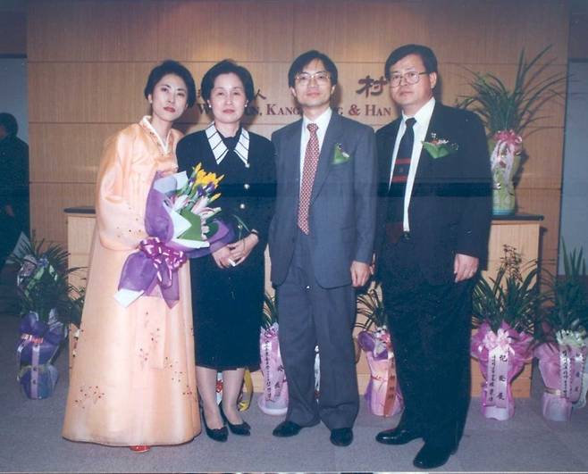 법무법인 율촌 개업행사(오른쪽부터) 윤세리, 우창록 변호사 사진=율촌 제공