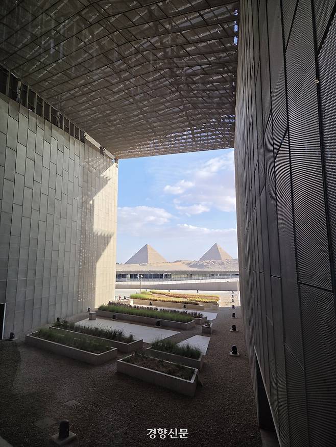 이집트 기자 이집트 대박물관(GEM) 본관의 오르막 계단의 끝에 이르면 쿠푸의 대피라미드 등이 보인다. 기자(이집트) | 윤승민 기자