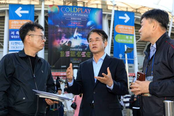 2025년 4월 고양종합운동장에서 6회 공연을 가진 영국 락밴드 ‘콜드플레이’ 내한 공연에 앞서 이동환 고양특례시장이 현장점검을 실시하고 있다. 고양특례시 제공