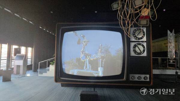 백남준의 예술정신을 기리며 열린 권병준 작가의 ‘유령극단x로봇K-456 : 다시 켜진 회로’ 퍼포먼스 장면 중 일부. 화면 스크린에 여러 로봇들의 모습이 비쳤다. 이나경기자