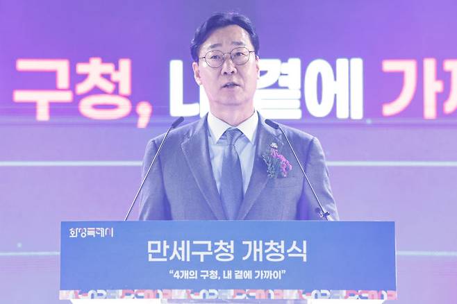 정명근 화성특례시장이 2일 화성종합경기타운 실내체육관에서 열린 만세구청 개청식에서 기념사를 하고 있다./사진제공=화성시