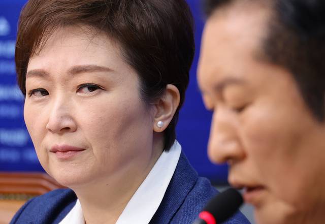 이언주 더불어민주당 최고위원이 2일 서울 여의도 국회에서 열린 최고위원회의에서 정청래 대표(오른쪽)의 발언을 듣고 있다. 연합뉴스