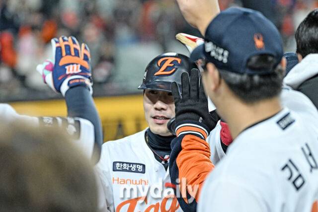 29일 대전 한화생명 볼파크 야구장에서 열린 '2025 신한 SOL 뱅크 KBO 한국시리즈 3차전' LG 트윈스와 한화 이글스 경기. 한화 심우준이 8회말 2사 2-3루 한화 최재훈 2타점 적시타에 득점을 올린 뒤 기뻐하고 있다./마이데일리