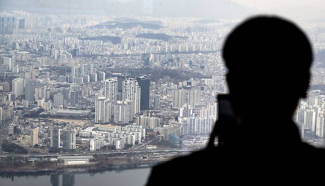 이재명 대통령이 오는 5월 9일 종료되는 다주택자 양도소득세(양도세) 중과 유예 조치를 연장하지 않겠다는 입장을 밝히며 시장이 술렁이고 있다. 사진은 26일 서울 광진구의 아파트 모습. 임세준 기자