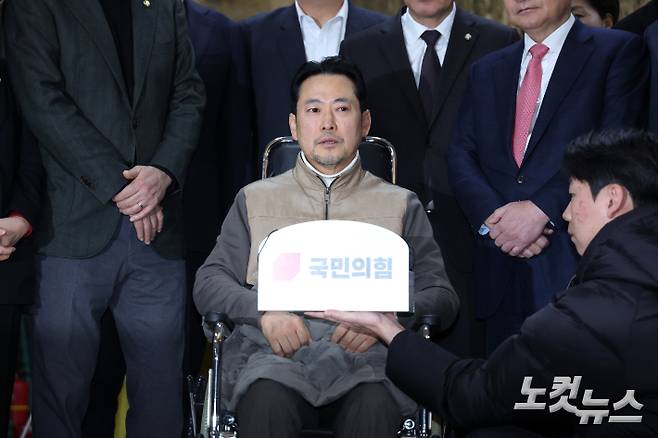 통일교·공천헌금 '쌍특검'을 요구하며 8일째 단식을 이어가던 장동혁 국민의힘 대표가 22일 서울 여의도 국회에서 단식을 중단하며 입장을 밝히고 있다. 윤창원 기자