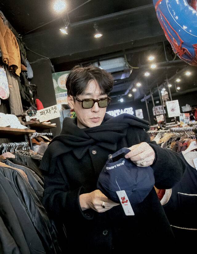 18년 차 패션 디자이너이자 브랜드 ‘비욘드클로젯’의 대표 고태용 씨. 동묘 벼룩시장에서 쇼핑 노하우를 설명해주고 있다.