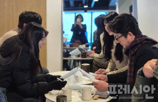 ▲정준호 전주국제영화제 집행위원장이 대화에 집중하고 있는 모습이 눈에 띈다. ⓒ프레시안