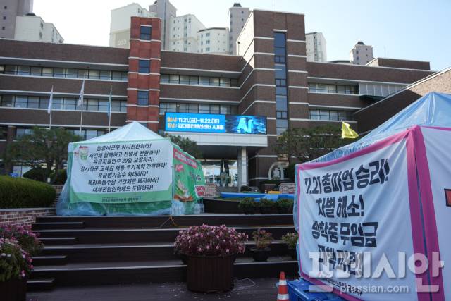 ▲21일 광주시교육청 앞 학교비정규직 연대회의가 천막농성을 벌이고 있는 현장.이날 파업에 참여한 조합원들은 서울로 향해 항의 집회를 열었다.2025.11.21ⓒ프레시안(김보현)