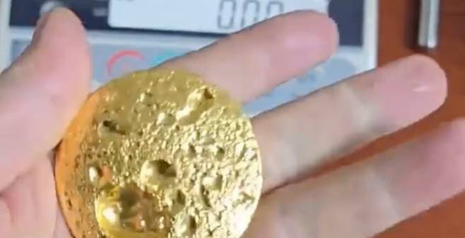 폐 유심칩과 전자 폐기물을 정제해 얻었다고 주장한 금덩어리. 영상 속 남성은 약 190g의 금을 추출했다고 밝혔지만, 전문가들은 수치 과장 가능성을 제기하고 있다. 웨이보 캡처
