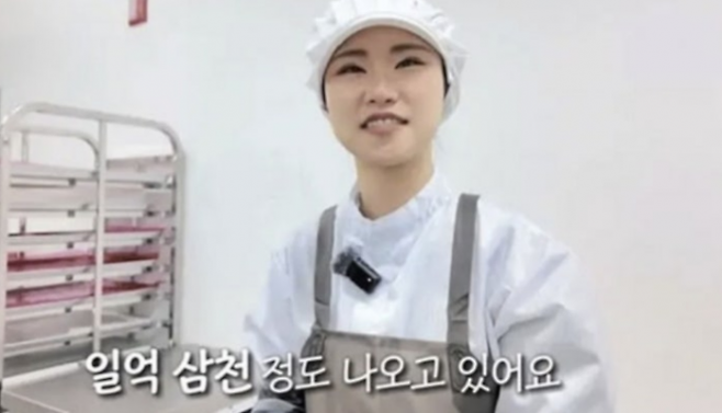 ‘두쫀쿠’(두바이 쫀득 쿠키) 최초 개발자로 알려진 경기 김포 ‘몬트쿠키’의 김나리 제과장은 해군 부사관 선임이었던 이윤민(32) 아워포지티비티 대표가 전역 후 창업한 몬트쿠키에 제과장으로 합류, 함께 두쫀쿠를 개발했다. 2025.12.26 SBS 생활의달인 화면