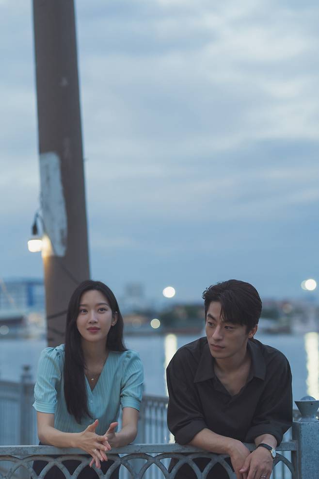 10년 전 헤어진 정원과 은호는 이국땅에서 재회한다. ⓒ쇼박스 제공