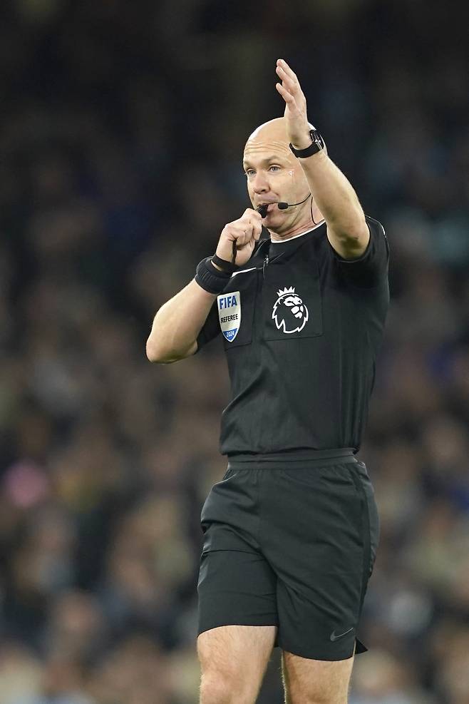 잉글랜드 프리미어리그(EPL)의 앤서니 테일러 주심. 2022∼2023시즌 UEFA(유럽축구연맹) 유로파리그 결승전 판정 으로 논란을 샀다. 뉴시스