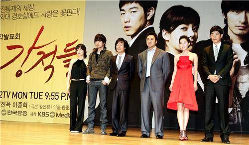 KBS 드라마 '강적들' 제작발표회에서 오광록 (서울=연합뉴스) 김연정 기자 = 2008년 4월 서울 상암동 KBS미디어센터에서 열린 KBS 2TV 월화드라마 '강적들' 제작발표회. 왼쪽부터 채림, 이진욱, 오광록, 마동석, 최자혜, 이종혁. 2008.4.7 maum@yna.co.kr
