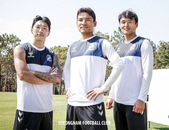 경남FC가 2026시즌 선수단을 이끌 주장단을 선임한 가운데 주장 원기종(가운데)과 부주장 권기표, 이찬동(오른쪽)이 함께 기념사진을 찍고 있다. 사진=경남FC