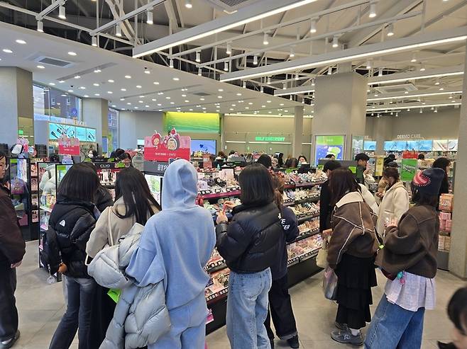 외국인 관광객들이 많이 찾는 곳으로 알려진 대구 동성로 화장품 매장에도 단체 외국인 관광객은 없었다. 김현목 기자