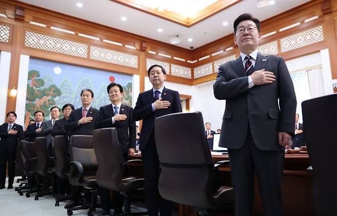 이재명 대통령이 3일 청와대에서 열린 국무회의에서 국민의례를 하고 있다. 연합뉴스