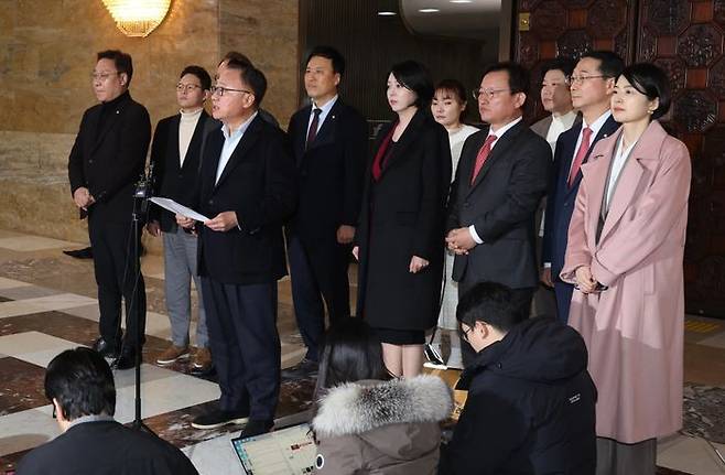 고동진 국민의힘 의원을 비롯한 친한계 의원들이 지난달 29일 오후 국회 로텐더홀에서 지도부의 한동훈 전 대표 제명 결정에 대해 입장 발표를 하고 있다. ⓒ뉴시스