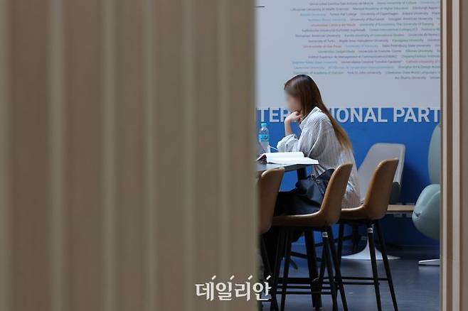 서울 시내 한 대학교 라운지에서 학생들이 시간을 보내고 있다. ⓒ뉴시스