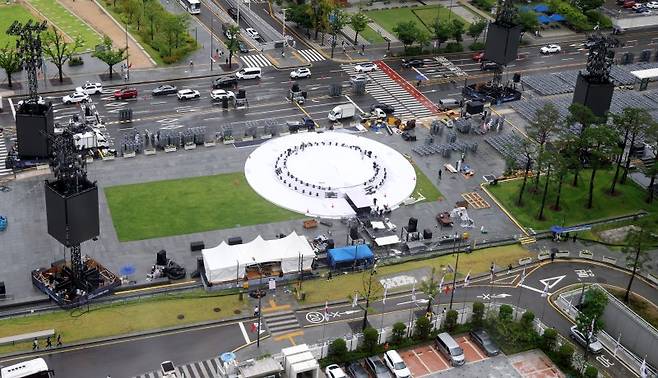 방탄소년단, K-팝 첫 광화문 광장공연…넷플릭스 190개 지역 생중계. 뉴시스