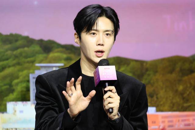 배우 김선호가 가족 법인을 통해 정산금을 받은 것과 관련 현 소속사가 해당 의혹을 인정했다. 뉴시스