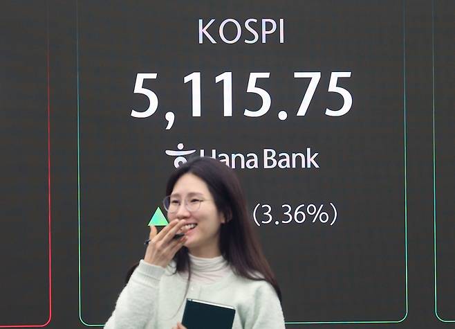 코스피가 상승 출발하며 5000선을 하루 만에 재탈환한 3일 서울 중구 하나은행 딜링룸에서 직원이 업무를 보고 있다. 연합뉴스