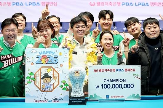 2일 웰컴저축은행PBA투어에서 우승한 Q응우옌이 소속팀인 하나카드 선수와 관계자들과 함께 기념촬영하고 있다. (사진=PBA)