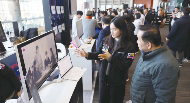 서울 코엑스에서 ‘독자 AI 파운데이션 모델 프로젝트 1차 발표회’가 열린 가운데 참관객들이 기업 부스를 돌아보고 있다. (매경DB)