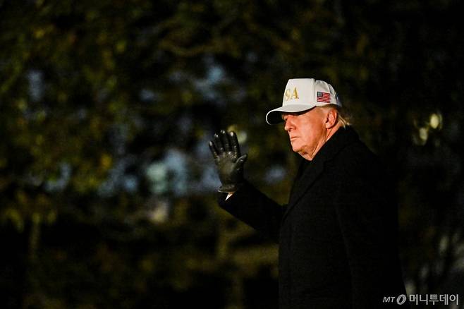 (워싱턴 로이터=뉴스1) 최종일 선임기자 = 도널드 트럼프 미국 대통령이 1일(현지시간) 워싱턴 D.C 백악관 남쪽 잔디광장에 도착한 뒤 손을 흔들고 있다. 2026.02.01 ⓒ 로이터=뉴스1 Copyright (C) 뉴스1. All rights reserved. 무단 전재 및 재배포, AI학습 이용 금지. /사진=(워싱턴 로이터=뉴스1) 최종일 선임기자